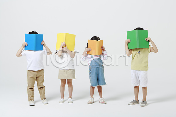 남자 어린이만 여러명 여자 유치원생 한국인 JPG 앞모습 포토 독서 들기 서기 스튜디오촬영 실내 어린이교육 얼굴가리기 전신 책 흰배경