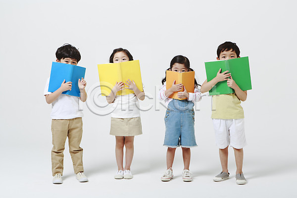 남자 어린이만 여러명 여자 유치원생 한국인 JPG 앞모습 포토 독서 들기 서기 스튜디오촬영 실내 어린이교육 입가림 전신 책 흰배경