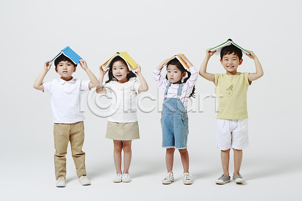 남자 어린이만 여러명 여자 유치원생 한국인 JPG 앞모습 포토 놓기 독서 들기 미소(표정) 서기 스튜디오촬영 실내 어린이교육 전신 책 흰배경