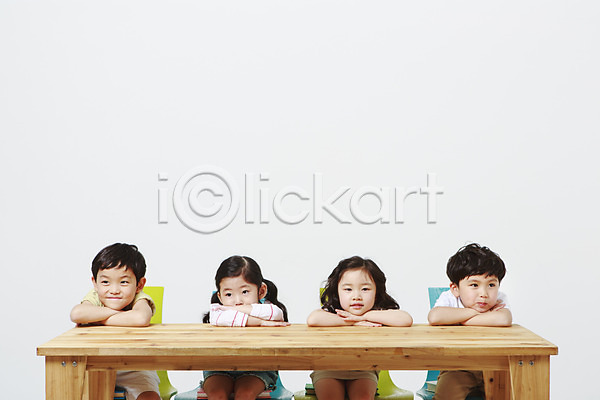 지루함 남자 어린이만 여러명 여자 유치원생 한국인 JPG 앞모습 포토 나무책상 상반신 스튜디오촬영 실내 앉기 어린이교육 엎드리기 책상 흰배경