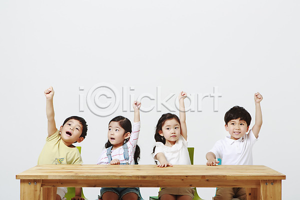 남자 어린이만 여러명 여자 유치원생 한국인 JPG 앞모습 포토 나무책상 발표 상반신 손들기 스튜디오촬영 실내 앉기 어린이교육 주먹 질문 책상 한손 흰배경