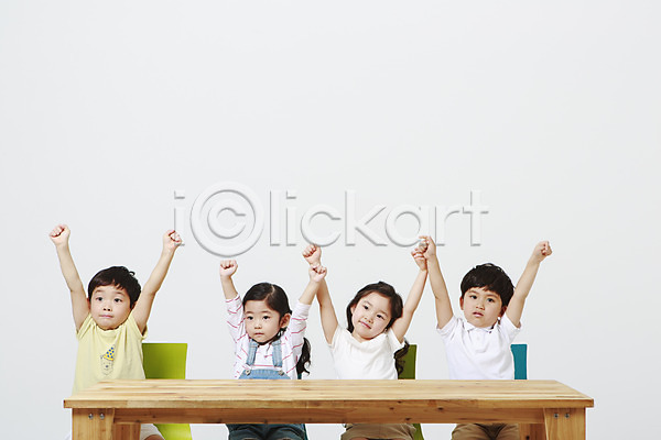 남자 어린이만 여러명 여자 유치원생 한국인 JPG 앞모습 포토 나무책상 발표 상반신 손들기 스튜디오촬영 실내 앉기 양손 어린이교육 주먹 질문 책상 흰배경