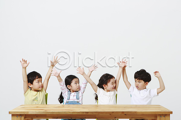 남자 어린이만 여러명 여자 유치원생 한국인 JPG 앞모습 포토 나무책상 발표 상반신 손들기 스튜디오촬영 실내 앉기 양손 어린이교육 질문 책상 흰배경