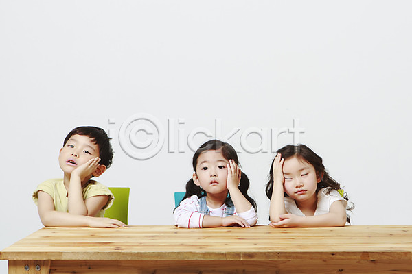 지루함 남자 세명 어린이만 여자 유치원생 한국인 JPG 앞모습 포토 나무책상 상반신 스튜디오촬영 실내 앉기 어린이교육 책상 턱괴기 흰배경