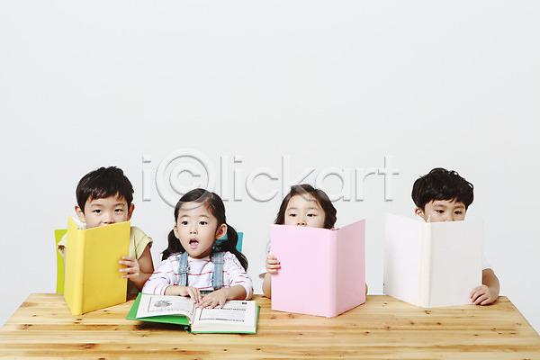 남자 어린이만 여러명 여자 유치원생 한국인 JPG 앞모습 포토 나무책상 독서 상반신 스튜디오촬영 실내 앉기 어린이교육 책 책상 펼침 흰배경