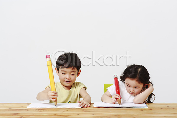 남자 두명 어린이만 여자 유치원생 한국인 JPG 앞모습 포토 나무책상 상반신 스튜디오촬영 실내 앉기 어린이교육 책상 흰배경