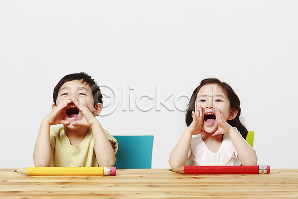 남자 두명 어린이만 여자 유치원생 한국인 JPG 앞모습 포토 나무책상 상반신 스튜디오촬영 실내 앉기 어린이교육 책상 흰배경