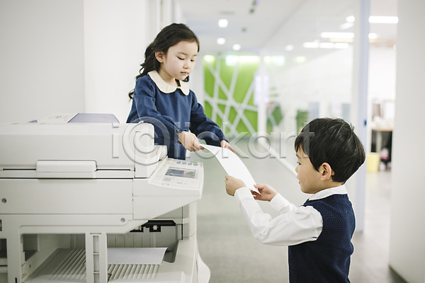 남자 두명 어린이만 여자 유치원생 한국인 JPG 포토 문서 사무실 상반신 서기 실내 인쇄 인쇄기 종이 주기 키즈비즈니스 획득