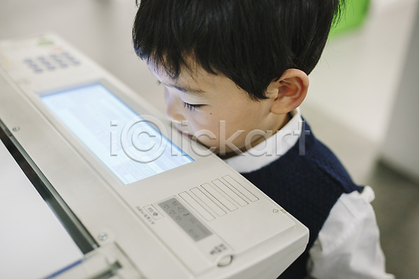 남자 소년한명만 어린이만 유치원생 한국인 한명 JPG 포토 사무실 상반신 실내 응시 인쇄 인쇄기 키즈비즈니스