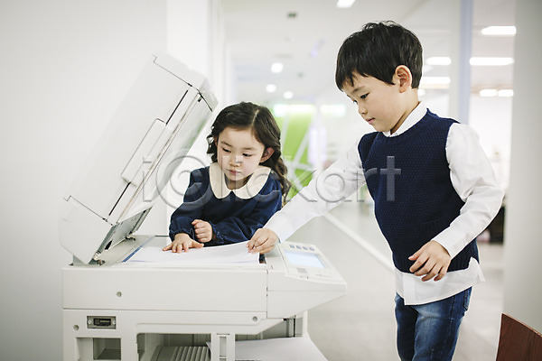 남자 두명 어린이만 여자 유치원생 한국인 JPG 앞모습 옆모습 포토 문서 사무실 상반신 서기 실내 인쇄 인쇄기 종이 키즈비즈니스