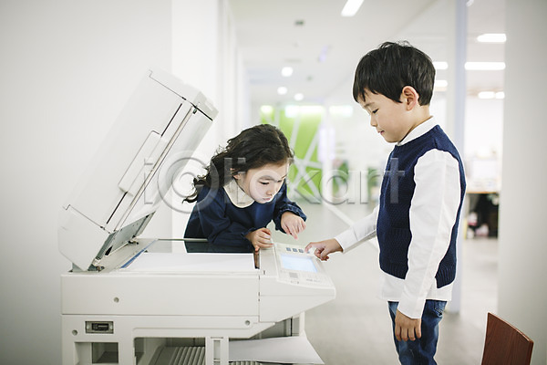 남자 두명 어린이만 여자 유치원생 한국인 JPG 앞모습 옆모습 포토 누름 문서 버튼 사무실 상반신 서기 실내 인쇄 인쇄기 종이 키즈비즈니스