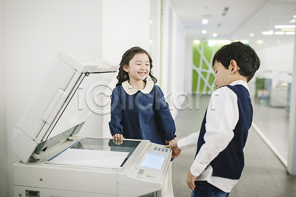 남자 두명 어린이만 여자 유치원생 한국인 JPG 앞모습 옆모습 포토 누름 문서 미소(표정) 버튼 사무실 상반신 서기 실내 인쇄 인쇄기 종이 키즈비즈니스