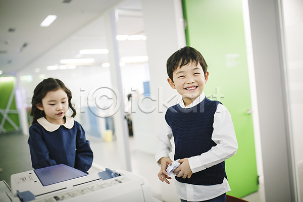 남자 두명 어린이만 여자 유치원생 한국인 JPG 앞모습 포토 미소(표정) 사무실 상반신 서기 실내 인쇄 인쇄기 키즈비즈니스