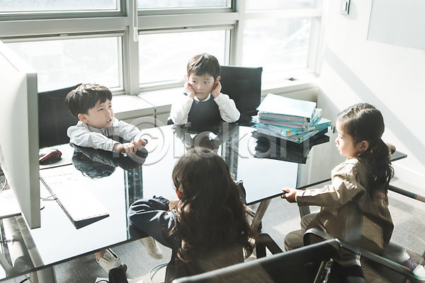 남자 어린이만 여러명 여자 유치원생 한국인 JPG 뒷모습 앞모습 포토 미팅룸 사무실 상반신 실내 쌓기 앉기 컴퓨터 키즈비즈니스 파일 회의 회의실