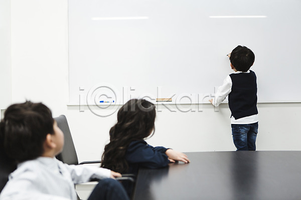 남자 세명 어린이만 여자 유치원생 한국인 JPG 뒷모습 포토 기록 미팅룸 사무실 상반신 서기 실내 앉기 응시 칠판 키즈비즈니스 회의실