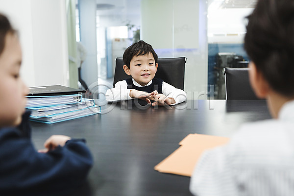 남자 세명 어린이만 여자 유치원생 한국인 JPG 뒷모습 앞모습 포토 미소(표정) 미팅룸 사무실 상반신 실내 쌓기 앉기 키즈비즈니스 파일 회의실