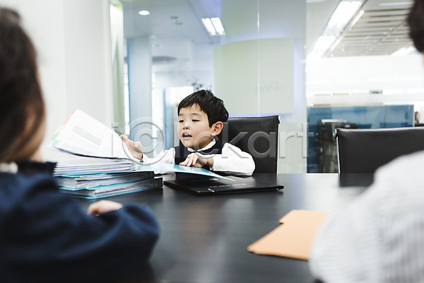 남자 세명 어린이만 여자 유치원생 한국인 JPG 뒷모습 앞모습 포토 미팅룸 사무실 상반신 실내 쌓기 앉기 읽기 키즈비즈니스 파일 펼침 회의실