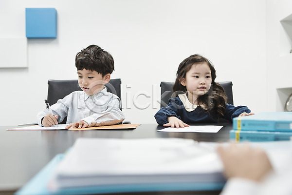 남자 두명 어린이만 여자 유치원생 한국인 JPG 앞모습 포토 기록 미팅룸 사무실 상반신 실내 앉기 키즈비즈니스 파일 펼침 회의실