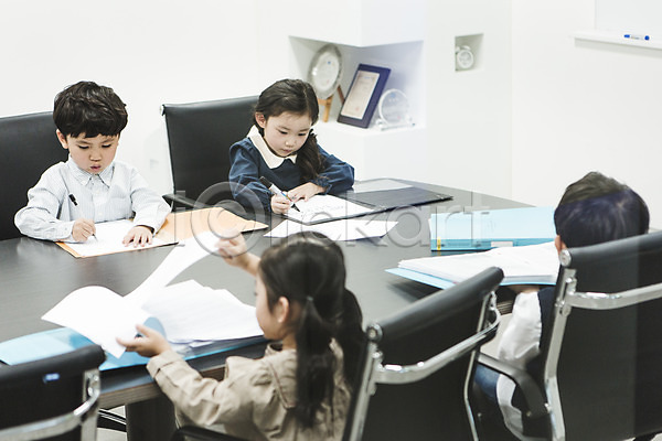 남자 어린이만 여러명 여자 유치원생 한국인 JPG 뒷모습 앞모습 포토 기록 미팅룸 사무실 상반신 실내 앉기 키즈비즈니스 파일 펼침 회의실