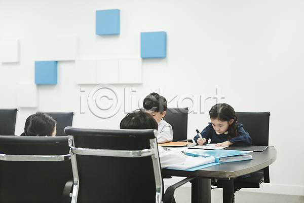 남자 어린이만 여러명 여자 유치원생 한국인 JPG 뒷모습 앞모습 포토 결재판 기록 미팅룸 보드마카 사무실 상반신 실내 앉기 키즈비즈니스 파일 회의실