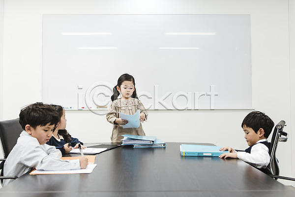 남자 어린이만 여러명 여자 유치원생 한국인 JPG 앞모습 옆모습 포토 기록 문서 미팅룸 발표 사무실 상반신 서기 실내 앉기 키즈비즈니스 파일 회의실