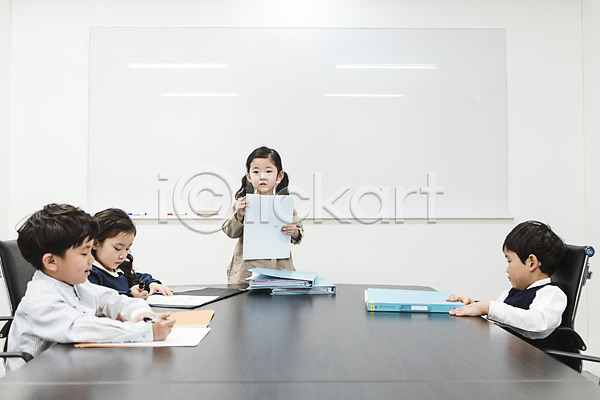 남자 어린이만 여러명 여자 유치원생 한국인 JPG 앞모습 옆모습 포토 기록 리더 문서 미팅룸 발표 사무실 상반신 서기 실내 앉기 키즈비즈니스 파일 회의실