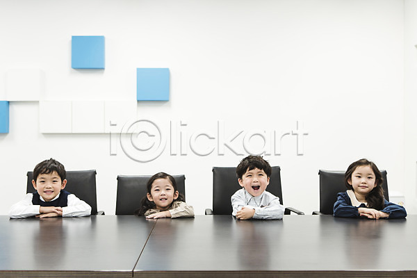남자 어린이만 여러명 여자 유치원생 한국인 JPG 앞모습 포토 미소(표정) 미팅룸 사무실 상반신 실내 앉기 키즈비즈니스 회의실