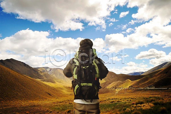 남자 성인 한명 PSD 뒷모습 디지털합성 편집이미지 구름(자연) 등산가방 배낭가방 산 상반신 서기 여행 자연 풍경(경치) 하늘 합성