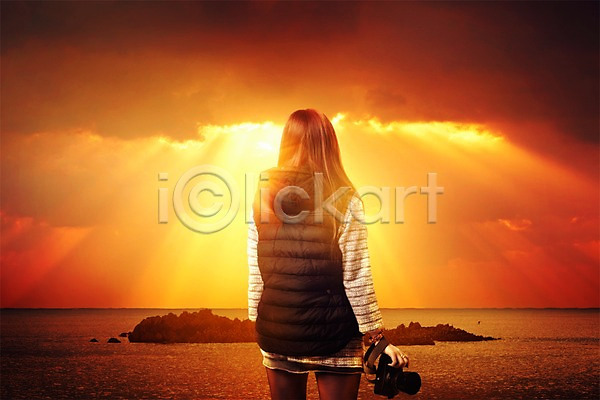 성인 여자 한명 PSD 뒷모습 디지털합성 편집이미지 구름(자연) 들기 바다 상반신 생머리 서기 섬 안식처 여행 일몰 자연 카메라 패딩조끼 풍경(경치) 하늘 합성 햇빛
