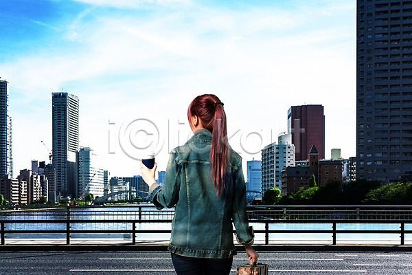 성인 여자 한명 PSD 뒷모습 디지털합성 편집이미지 강 고층빌딩 다리(건축물) 도로 도시 들기 상반신 서기 여행 여행가방 청자켓 커피 테이크아웃 포니테일 풍경(경치) 하늘 합성