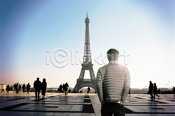 군중 남자 성인 여러명 PSD 뒷모습 디지털합성 편집이미지 광장 도시 상반신 서기 에펠탑 유럽여행(여행) 주머니손 패딩 풍경(경치) 프랑스 하늘 합성