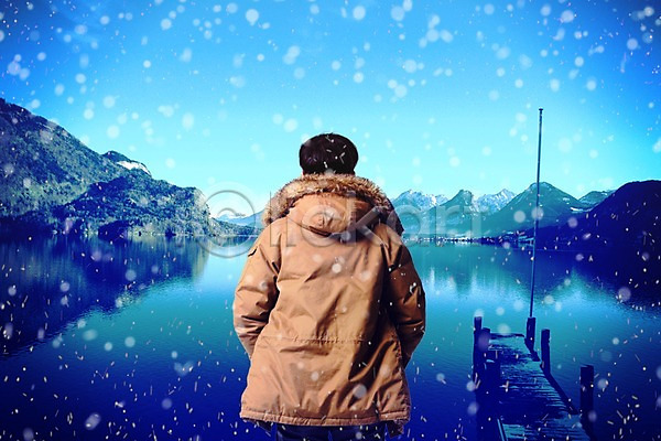 남자 성인 한명 PSD 뒷모습 디지털합성 편집이미지 겨울 겨울여행 나무다리 눈내림 산 상반신 서기 털점퍼 풍경(경치) 합성 호수