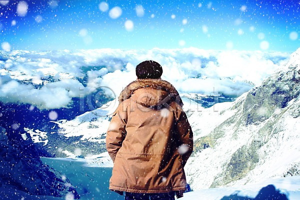 남자 성인 한명 PSD 뒷모습 디지털합성 편집이미지 겨울 겨울여행 구름(자연) 눈내림 산 상반신 서기 자연 털점퍼 풍경(경치) 하늘 합성