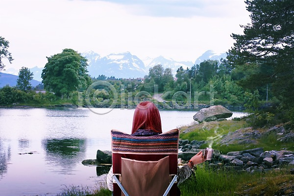 성인 여자 한명 PSD 뒷모습 디지털합성 편집이미지 간이의자 나무 들기 산 상반신 생머리 숲 앉기 여행 자연 캠핑 커피 컵 풍경(경치) 하늘 합성 호수