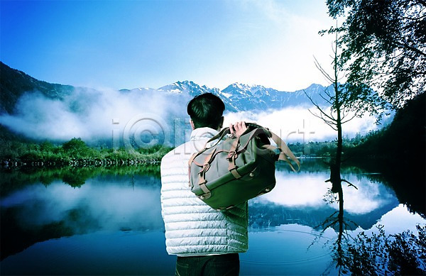 남자 성인 한명 PSD 뒷모습 디지털합성 편집이미지 나무 들기 반사 산 상반신 서기 안개 앙상함 여행 자연 크로스백 패딩 풍경(경치) 하늘 합성 호수