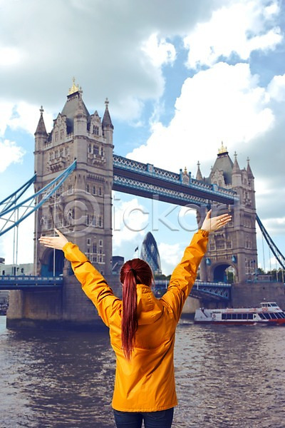 성인 여자 한명 PSD 뒷모습 디지털합성 편집이미지 강 구름(자연) 도시 런던브릿지 만세 상반신 서기 손들기 영국 유람선 유럽 유럽여행(여행) 점퍼 포니테일 풍경(경치) 하늘 합성