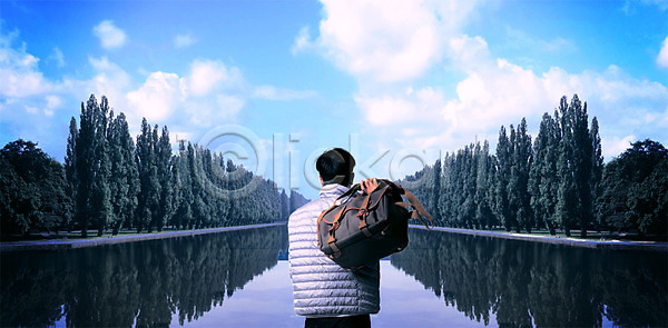 남자 성인 한명 PSD 뒷모습 디지털합성 편집이미지 강 구름(자연) 나무 들기 반사 상반신 서기 여행 연못 자연 크로스백 패딩 풍경(경치) 하늘 합성 호수