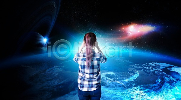 성인 여자 한명 PSD 뒷모습 디지털합성 편집이미지 상반신 서기 안식처 우주 우주여행 지구 체크셔츠 포니테일 풍경(경치) 합성 행성