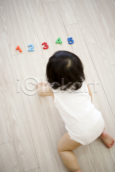 아기 여자 한국인 한명 JPG 포토 1 2 3 4 5 걸음마 나무바닥 놀이 숫자 숫자블록 스튜디오촬영 실내 아기용품