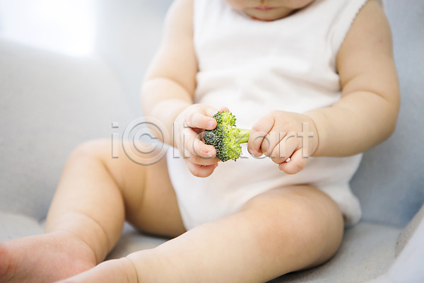 아기 여자 한국인 한명 JPG 포토 놀이 브로콜리 스튜디오촬영 실내 아기용품