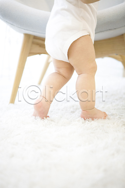 신체부위 아기 여자 한국인 한명 JPG 포토 걸음마 다리 서기 스튜디오촬영 실내 아기용품 의자