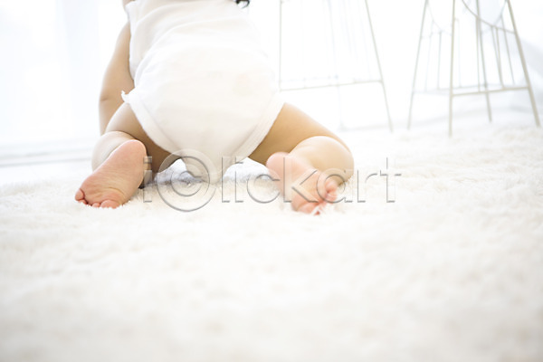 신체부위 아기 여자 한국인 한명 JPG 뒷모습 포토 기어가기 다리 스튜디오촬영 실내 아기용품 카펫
