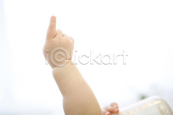 신체부위 아기 여자 한국인 한명 JPG 포토 가리킴 손가락 스튜디오촬영 실내 아기용품 젖병 팔