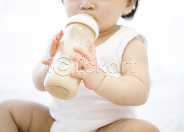 아기 여자 한국인 한명 JPG 포토 먹기 스튜디오촬영 실내 아기용품 젖병