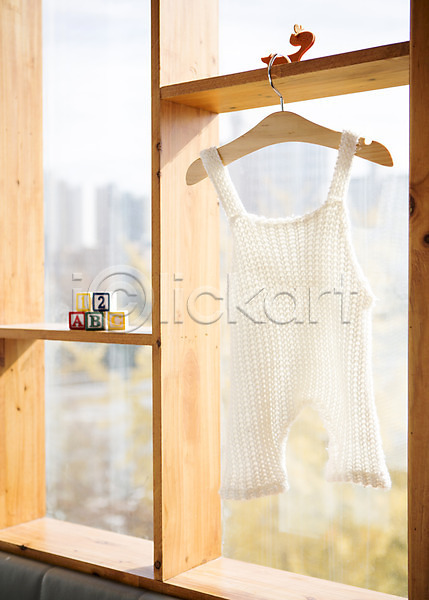 사람없음 JPG 포토 나무블록 스튜디오촬영 실내 아기용품 옷걸이 유아복 창문