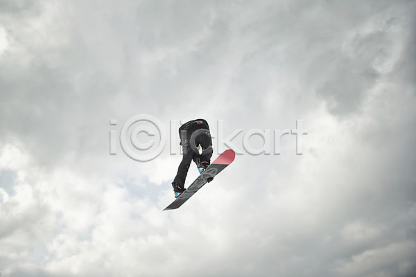 20대 남자 성인 한국인 한명 JPG 로우앵글 포토 겨울 묘기 스노우보더 스노우보드 스키복 스키장 야외 용평스키장 점프 주간 하늘 하반신