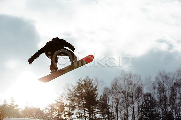 20대 남자 성인 한국인 한명 JPG 포토 겨울 묘기 스노우보더 스노우보드 스키복 스키장 야외 용평스키장 점프 주간 하늘 하반신