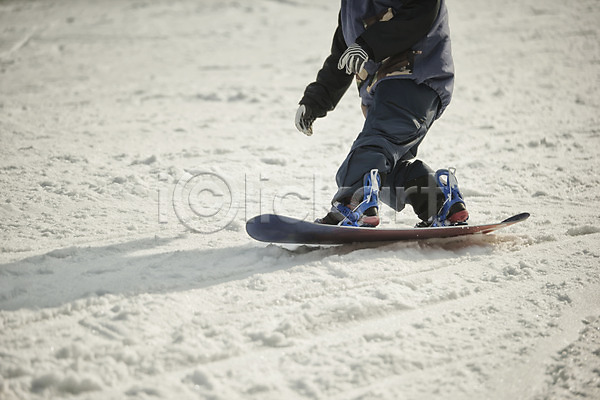 30대 남자 한국인 한명 JPG 포토 겨울 서기 설원 스노우보더 스노우보드 스키복 스키장 야외 용평스키장 주간 하반신 활강
