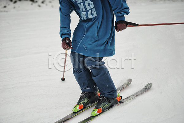 30대 남자 한국인 한명 JPG 포토 겨울 서기 설원 스키 스키복 스키선수 스키장 야외 용평스키장 주간 폴 하반신