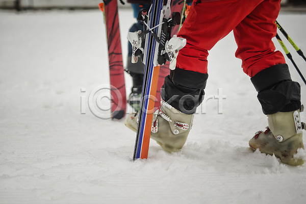남자 두명 신체부위 한국인 JPG 포토 걷기 겨울 다리(신체부위) 설원 스키 스키복 스키선수 스키장 야외 용평스키장 주간 폴 하반신